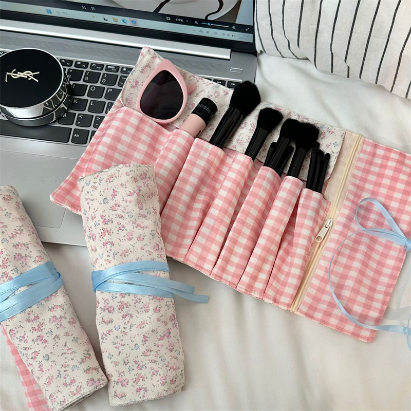 Beauty Makeup Organizer - กระเป๋าเก็บแปรงแต่งหน้าลายผ้าสก็อตดอกไม้ กระเป๋าเก็บเครื่องสำอางแบบมีซิปหลายช่อง ความจุขนาดใหญ่ อุปกรณ์จัดเก็บเครื่องมือความงาม