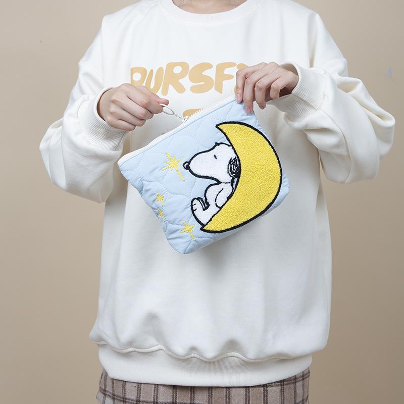 กระเป๋าเครื่องเขียน Snoopy ลาย - Beauty Makeup Edit บทวิจารณ์และราคา